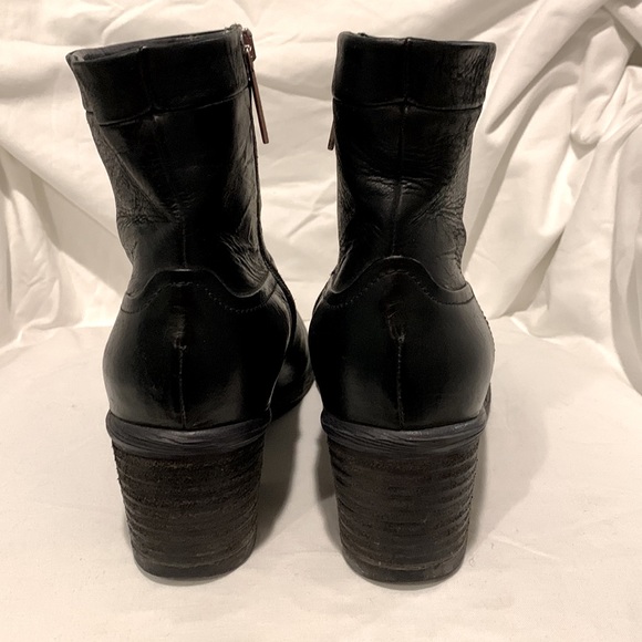 Donald J Pliner black leather booties. Size US 7 1/2. - Picture 4 of 10